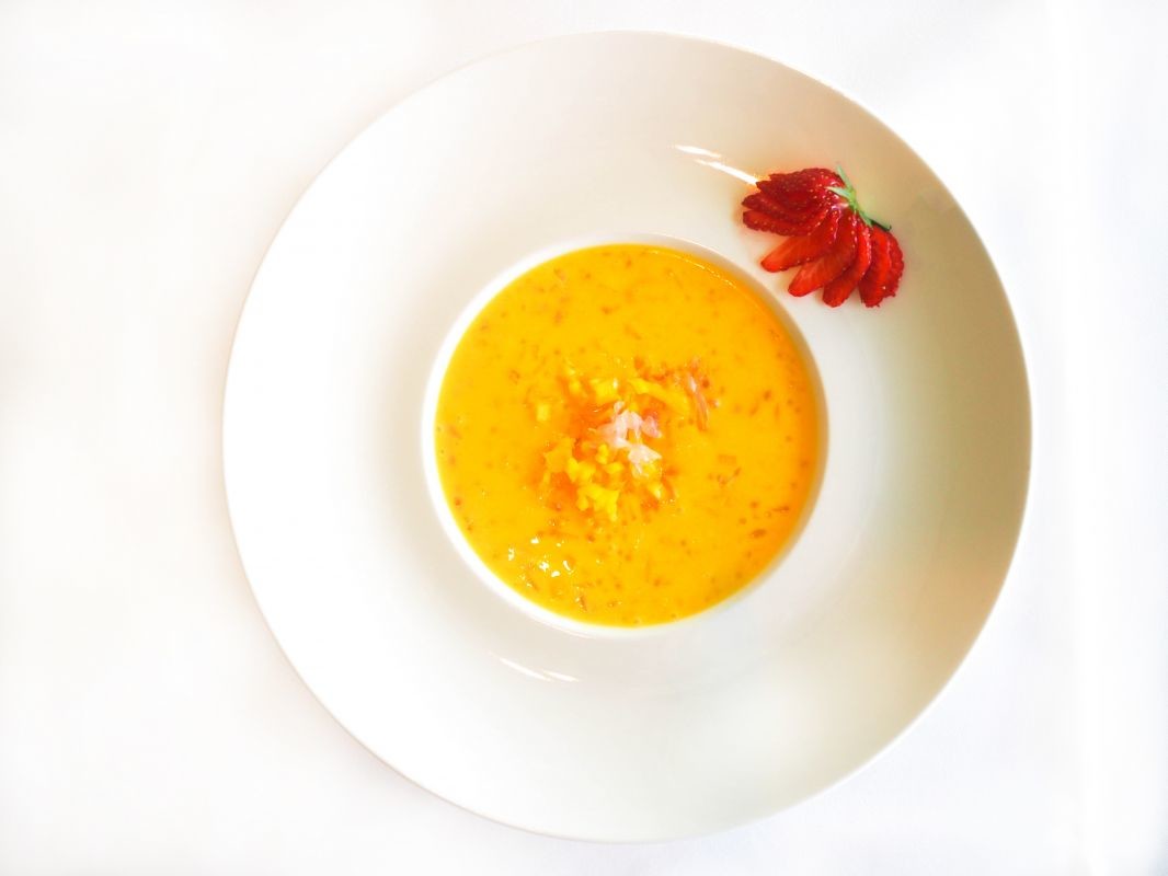 Min Jiang Fresh Mango Cream with sago pearls, grapefruit and pomelo